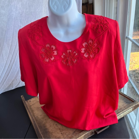 3/$40 Vintage C & A Red Short Sleeve Blouse with cut out flower design Size 16 - Picture 6 of 6